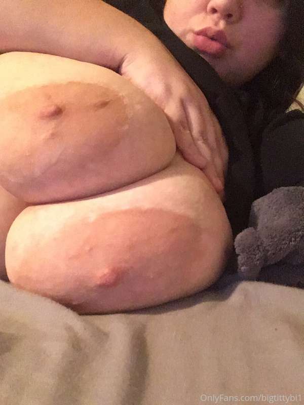 Titty Tuesday 🥰 1