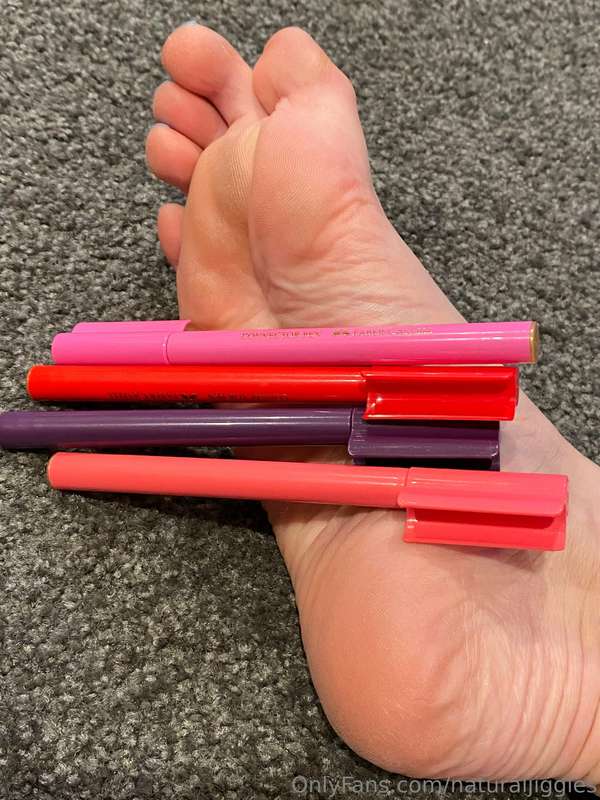 Come play with me with some pens <3
