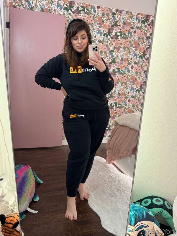 Still cute in sweats? 8