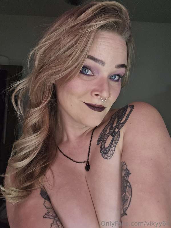 What do we think? Lipstick or no lipstick? 🫦