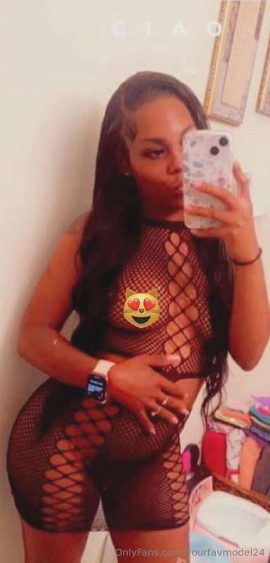 Sexy and petite treat 🥰🔥👅 @shortcakezzzzfree