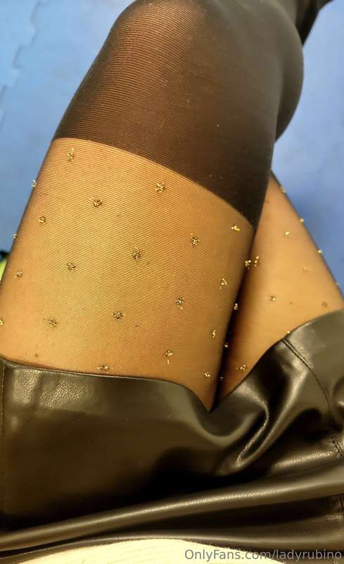 Mi piace accavallare le gambe... chissà cosa c'è sotto 😍❤️‍🔥..