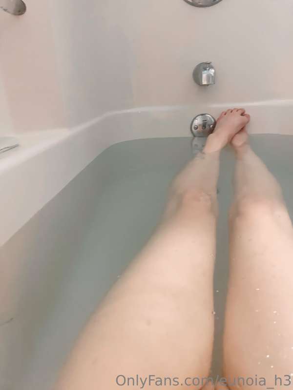 Pov your in the tub with me ;3 3