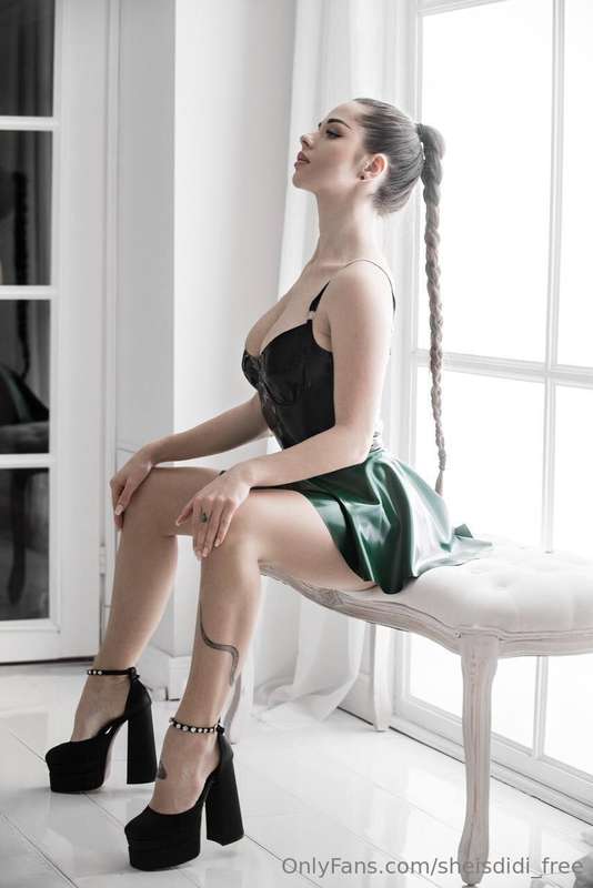 There’s nothing more irresistible than a woman in heels. Own..