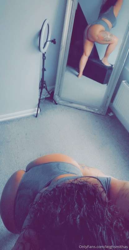 I'm actually in love with this lounge underwear 😍  Happy Fri.. 3