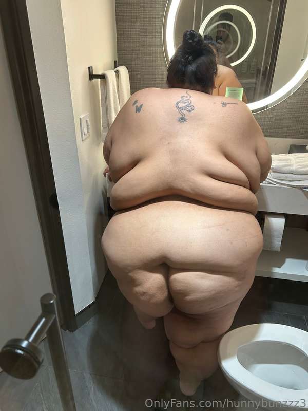 Heheh i almost didnt fit getting in this shower 🤭 3