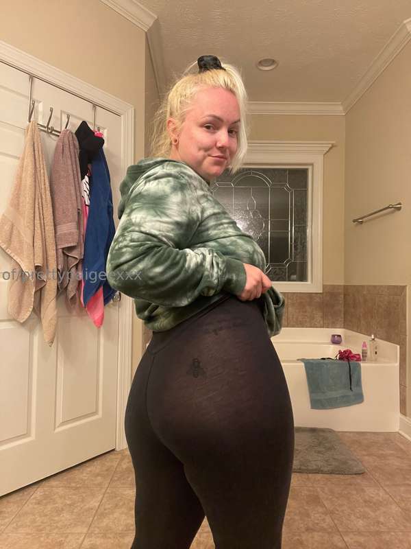 Gooood night from me and my fat ass 😘  We’re going no PPV ov.. 3