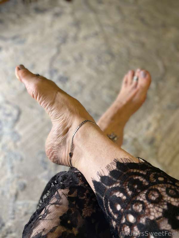 I just can’t get enough toe ring. It’s a serious addiction  7
