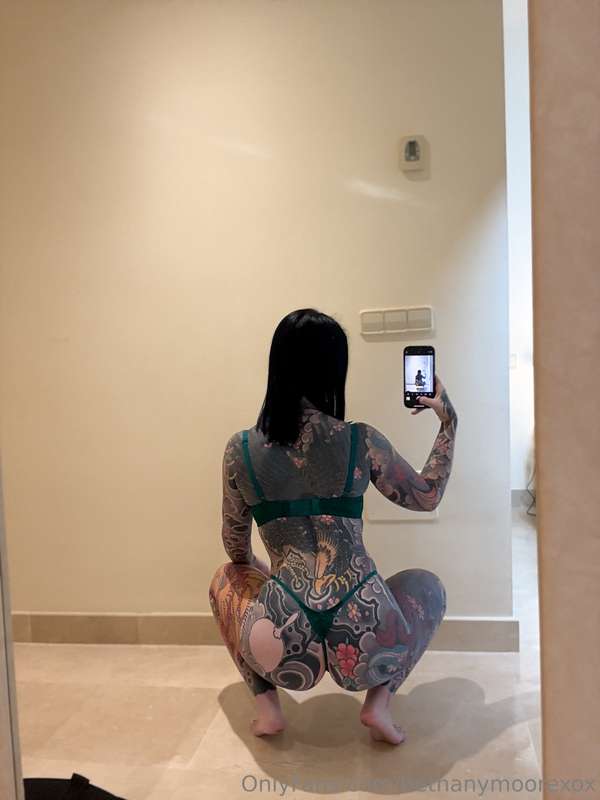 insert your tongue to play with it🍑