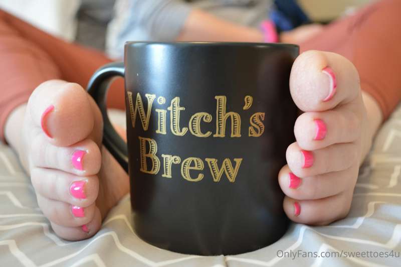 Come drink from my potions and fall under my spell!