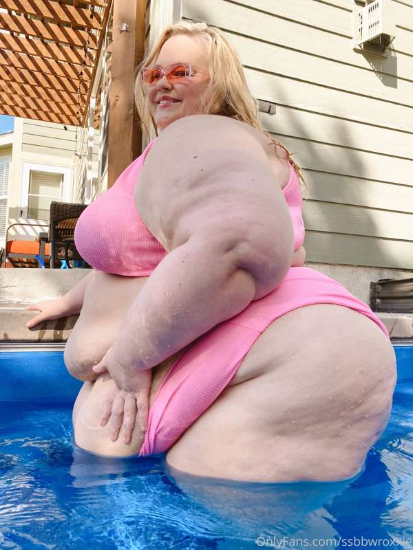 Massive curves in a pink bikini by the pool ☀️ 19