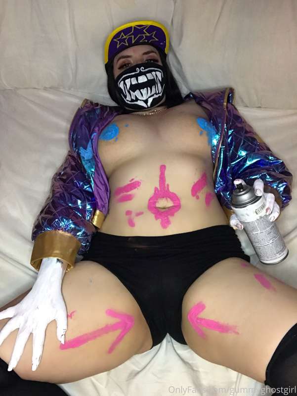Akali with body paint 💜 27