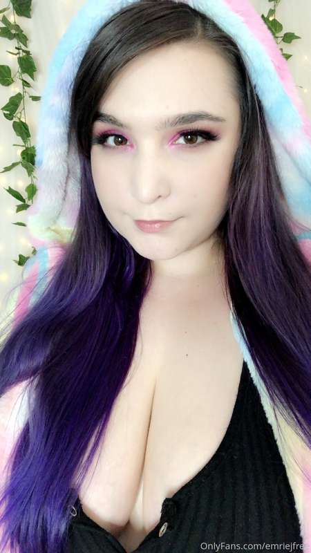 Welcome to my brand new *free* OnlyFans account!  I'll be po.. 5