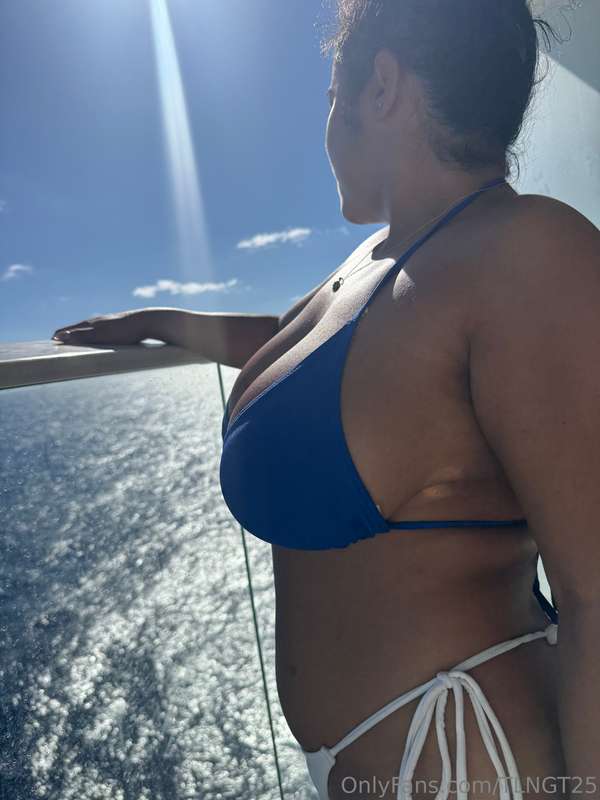 Somewhere in the middle of the ocean 🌊 