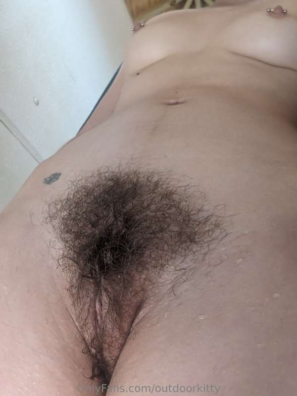 Wanna hangout and rub bushes together? 😘 3