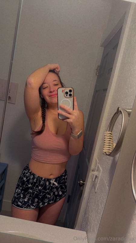 Petition to make bathroom mirror selfies a thing again in 20..