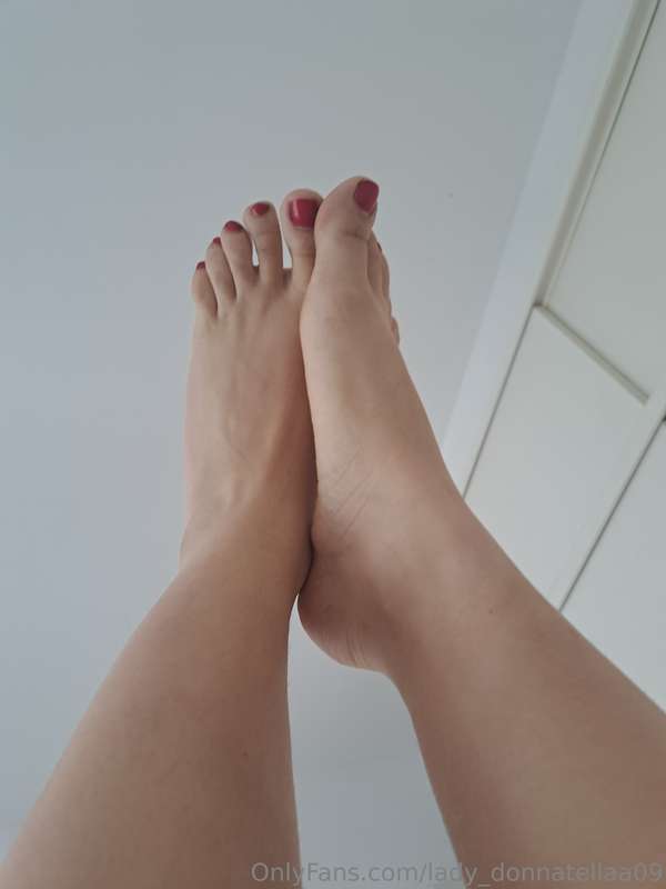 who wants to see more of my feet? say "me" and I'll give you..