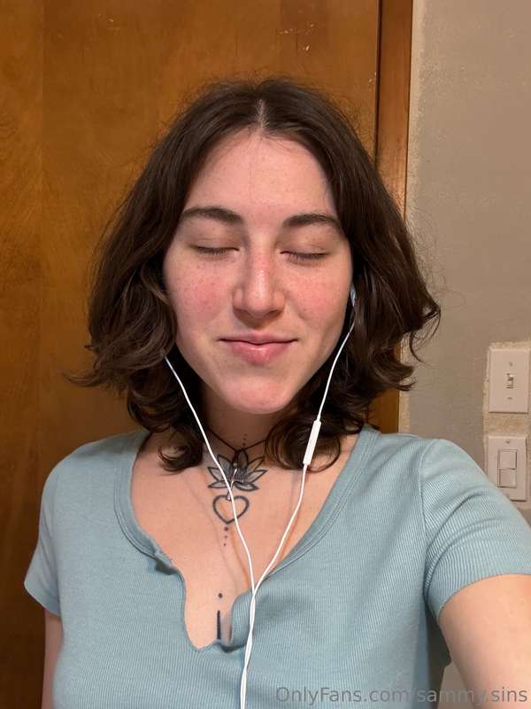 Straightened my hair and I forgot how to act 💅