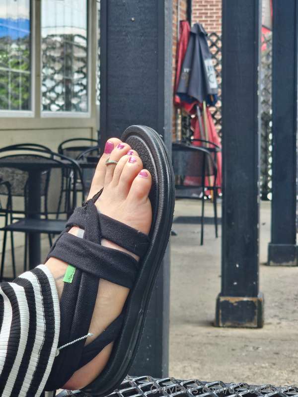 Public feet!